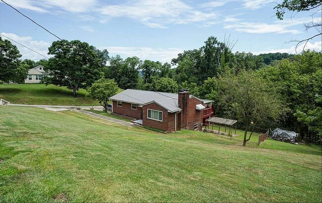 1100 Ledge Hill Dr in Charleston, WV - Building Photo - Building Photo