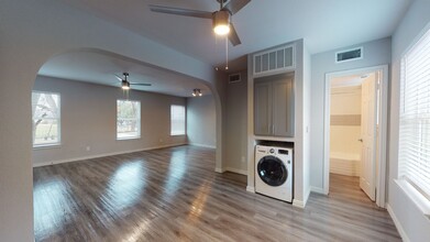 Buckner Park Lofts in Dallas, TX - Foto de edificio - Building Photo