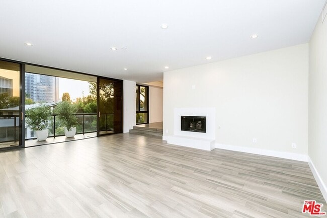 268 S Lasky Dr in Beverly Hills, CA - Building Photo - Building Photo