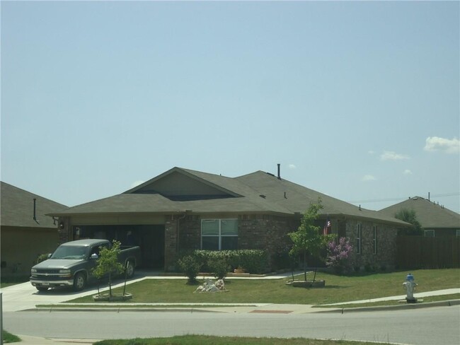 100 Hawkins Ct in Hutto, TX - Foto de edificio - Building Photo