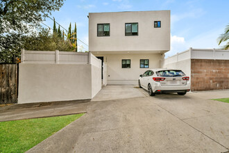 10819 Darby Ave in Los Angeles, CA - Foto de edificio - Building Photo