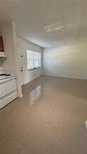 5156 NE 6th Ave-Unit -220 in Oakland Park, FL - Foto de edificio - Building Photo