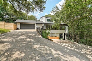 8804 Mountain Ridge Dr in Austin, TX - Building Photo