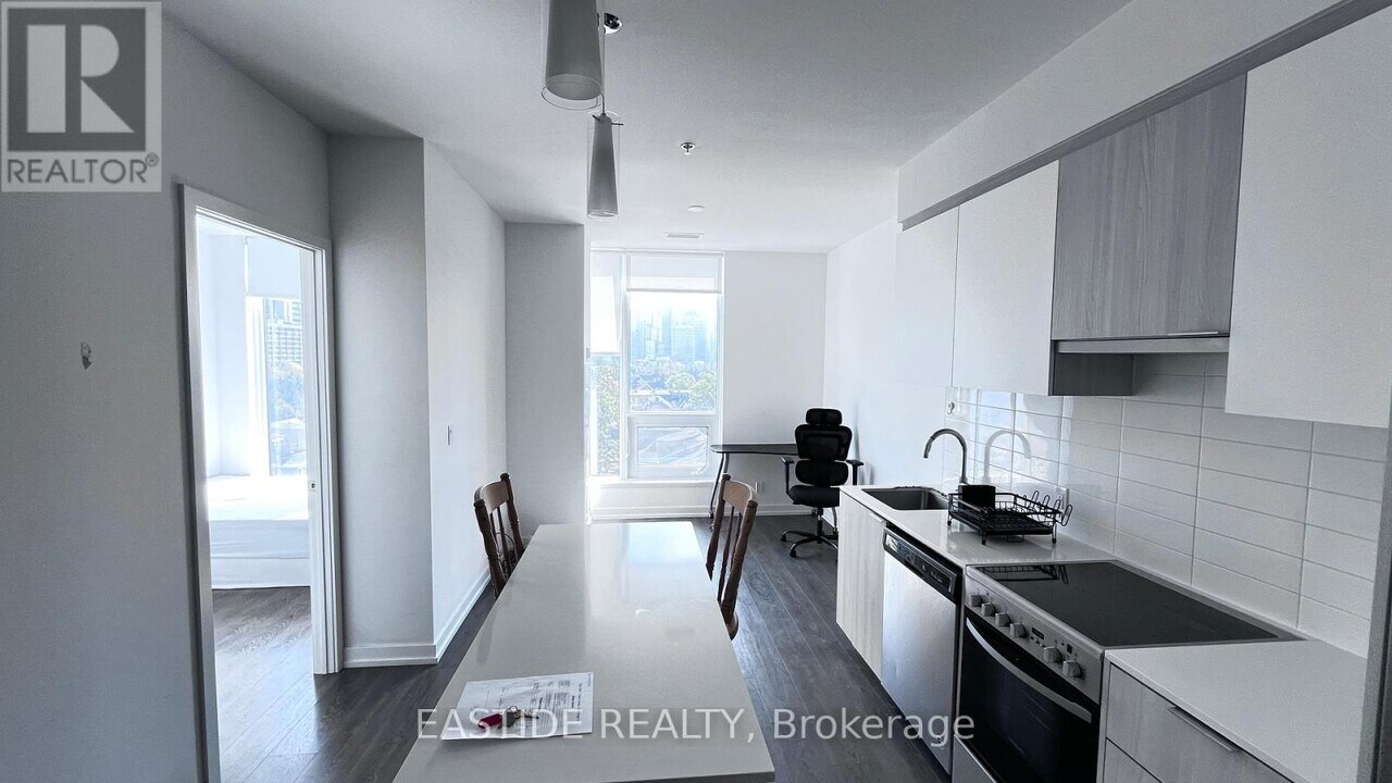 203 College St in Toronto, ON - Building Photo