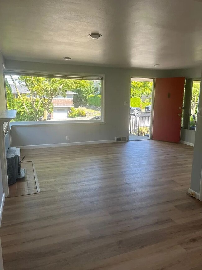 Charming Home in the Heart of Magnolia in Seattle, WA - Building Photo - Building Photo