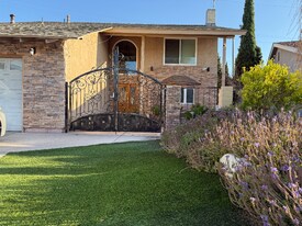 933 S Susan St in Santa Ana, CA - Building Photo