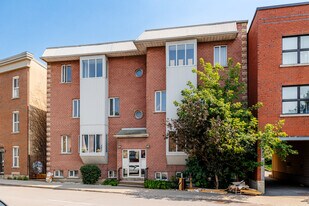 4526 Saint-Antoine Rue O in Montréal, QC - Building Photo