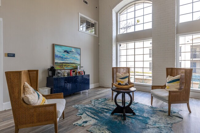 Verlaine on the Parkway in Dallas, TX - Building Photo - Interior Photo