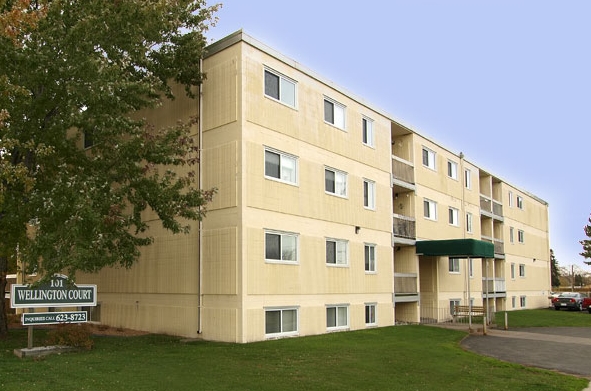 Wellington Court in Thunder Bay, ON - Building Photo