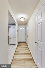 11924 Redtree Way in Reston, VA - Foto de edificio - Building Photo