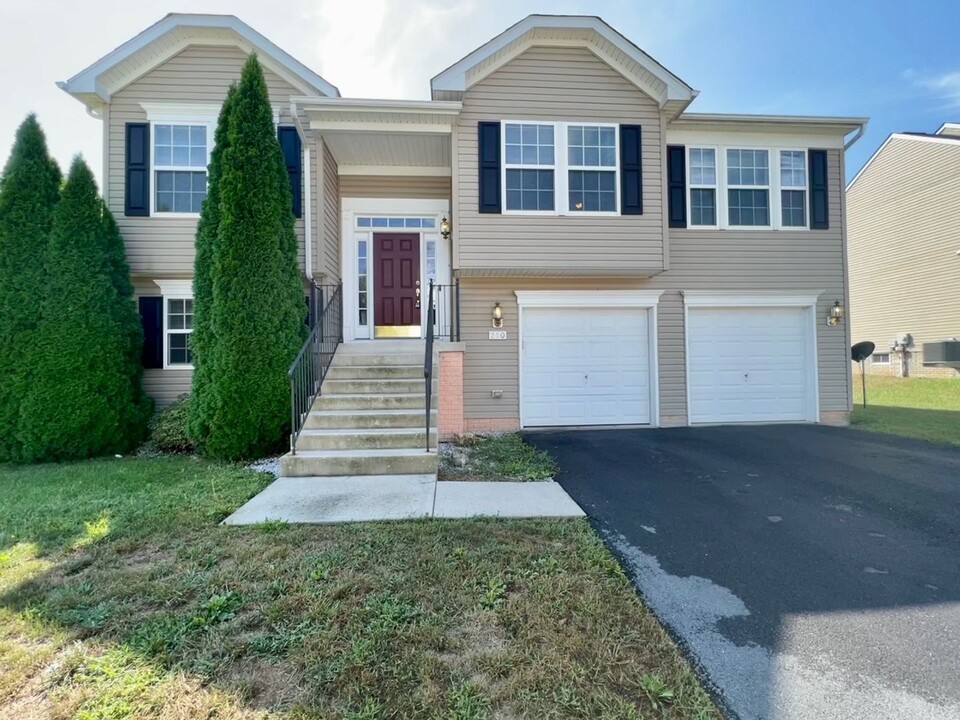 210 Hughs Rd in Charles Town, WV - Building Photo