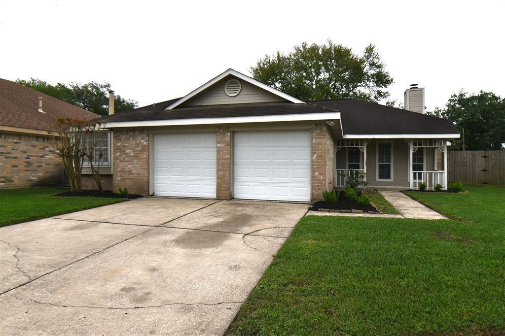 310 Village Creek Dr in Webster, TX - Building Photo