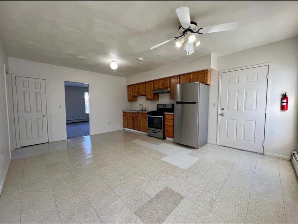 1 Winter St in Lincoln, RI - Building Photo