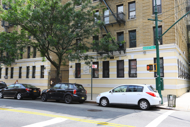 370 Manhattan Ave in New York, NY - Building Photo - Building Photo