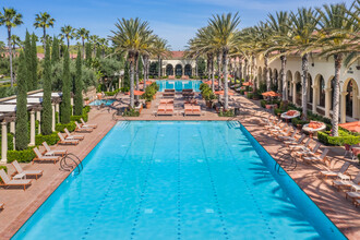 Los Olivos at Irvine Spectrum in Irvine, CA - Foto de edificio - Building Photo