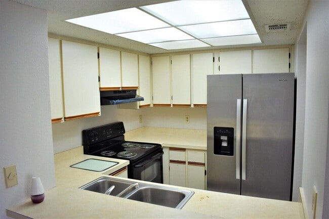 1534 SE Royal Green Cir in Port St. Lucie, FL - Building Photo - Building Photo