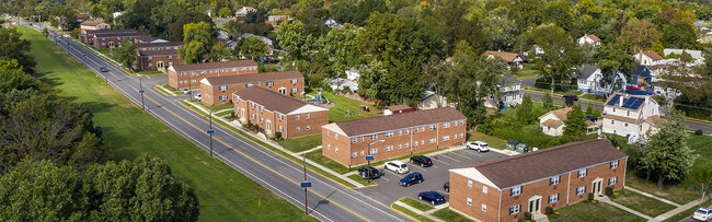 The Village at Hi-Nella in Hi-Nella, NJ - Foto de edificio - Building Photo