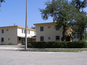 1320 NW 8th Ave in Miami, FL - Foto de edificio - Building Photo