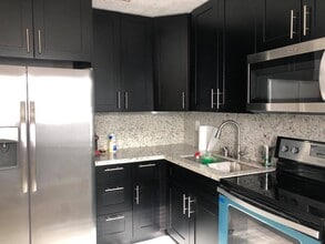 7140 SW 22nd St in Miami, FL - Building Photo - Building Photo