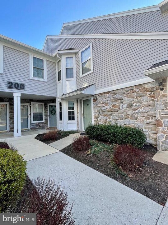 207 Mews Dr-Unit -207 in Sellersville, PA - Foto de edificio