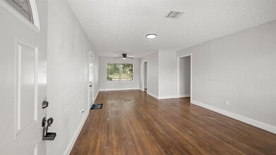 6175 Kenilwood Dr in Houston, TX - Building Photo - Building Photo