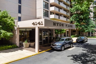 Hyde Park Condominium in Arlington, VA - Building Photo - Building Photo