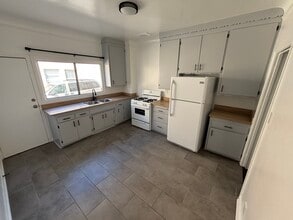 5137 1/2 W 21st St, Unit Quiet updated studio in Los Angeles, CA - Building Photo - Building Photo