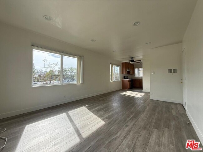 13233 Oxnard St in Los Angeles, CA - Building Photo - Building Photo