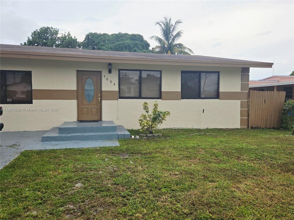 4004 SW 20th St in West Park, FL - Building Photo