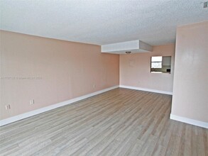 9351 Fontainebleau Blvd, Unit B403 in Miami, FL - Building Photo - Building Photo