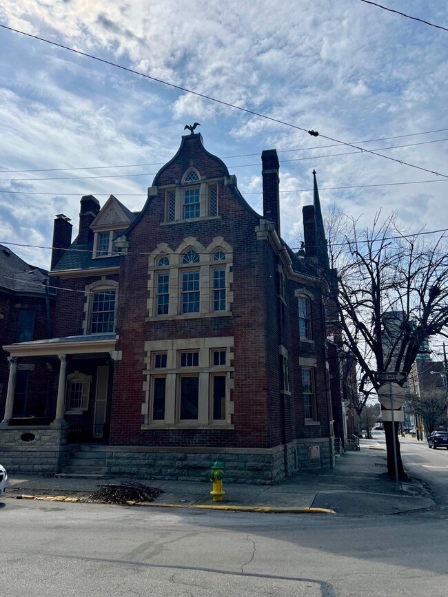 238 W 2nd St