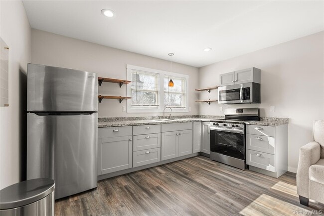 341 Main St in Islip, NY - Building Photo - Building Photo