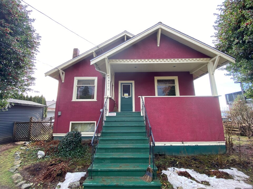 33070 3rd Av in Mission, BC - Building Photo