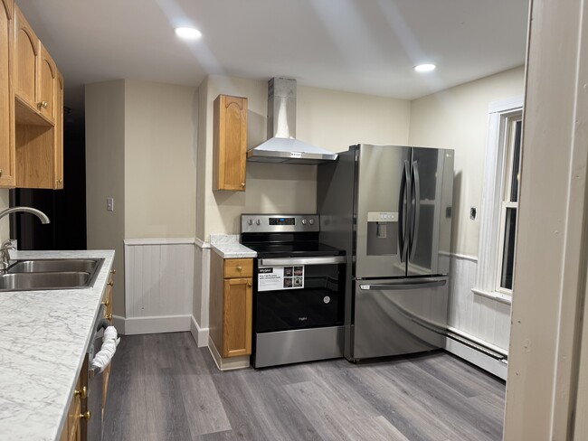 192 Presumpscot St, Unit Second floor in Portland, ME - Foto de edificio - Building Photo