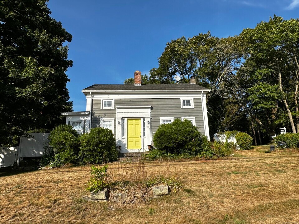 33 E Pattagansett Rd in East Lyme, CT - Building Photo