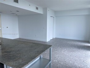 185 SW 7th St, Unit 1500 in Miami, FL - Building Photo - Building Photo