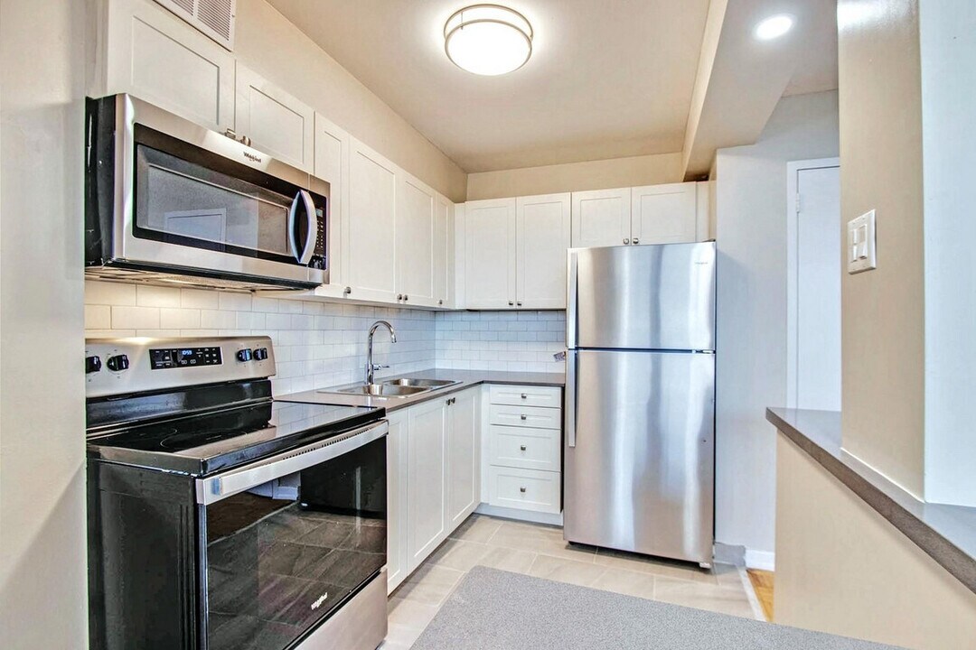 225 Van Horne Apartments in Toronto, ON - Building Photo