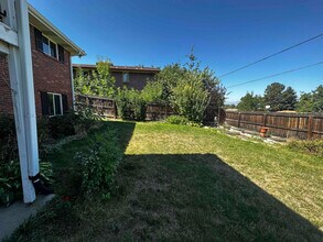 8295 W 71st Ave in Arvada, CO - Foto de edificio - Building Photo