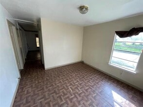 3202 Hinton Blvd in Houston, TX - Building Photo - Building Photo