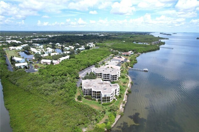 9612 Riverside Dr, Unit 102 in Sebastian, FL - Foto de edificio - Building Photo