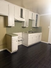 1022 Oregon St, Unit Large 2 bedroom apartment in Bakersfield, CA - Building Photo - Building Photo