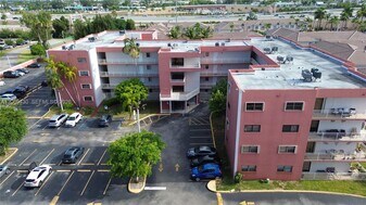 8425 NW 8th St in Miami, FL - Building Photo