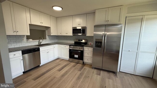 property at 28 Sandstone Ct