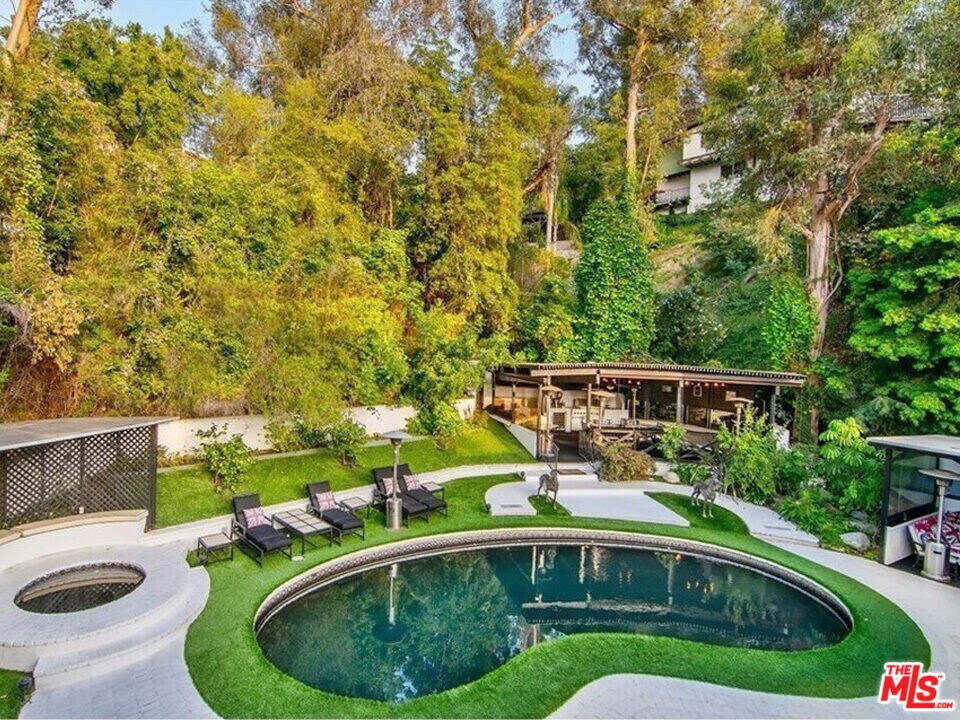 7475 Mulholland Dr in Los Angeles, CA - Building Photo