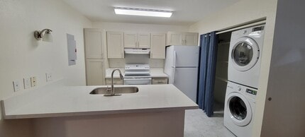 383 Mananai Pl, Unit F in Honolulu, HI - Building Photo - Building Photo