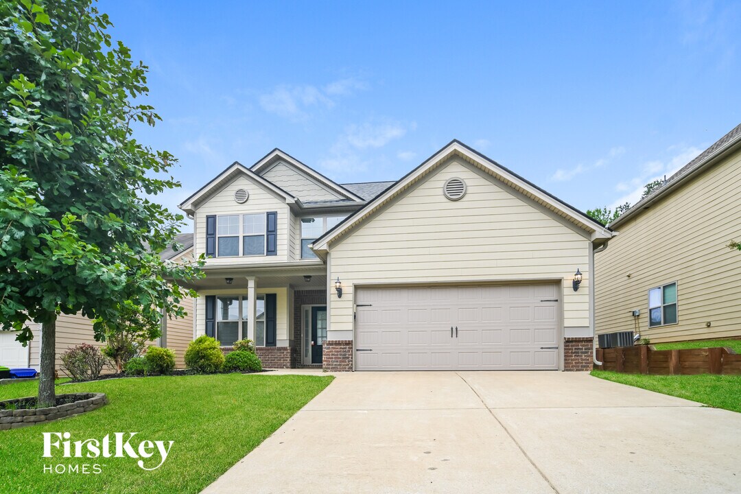 51 Maple Hill Dr in Newnan, GA - Foto de edificio