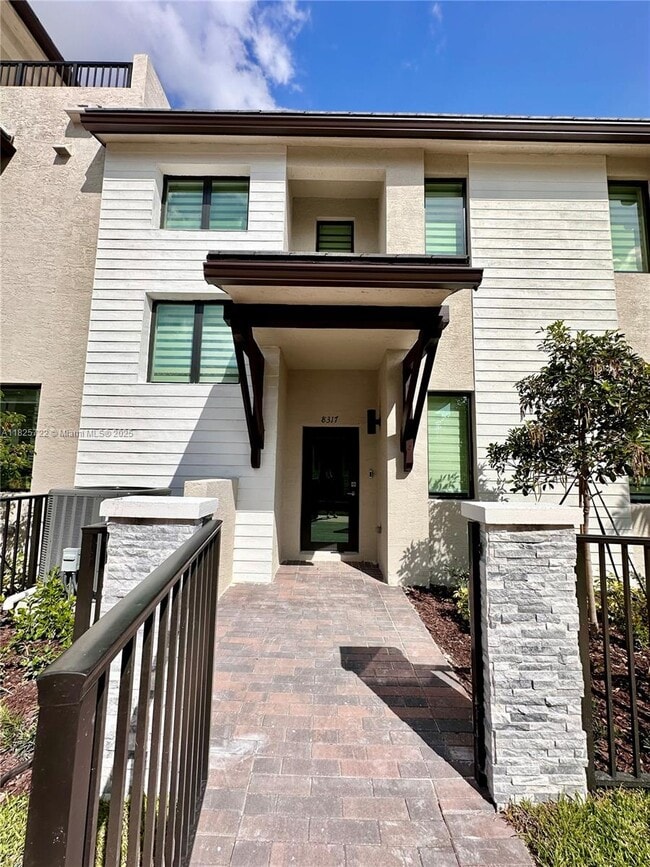 8317 NW 45th St in Doral, FL - Building Photo - Building Photo