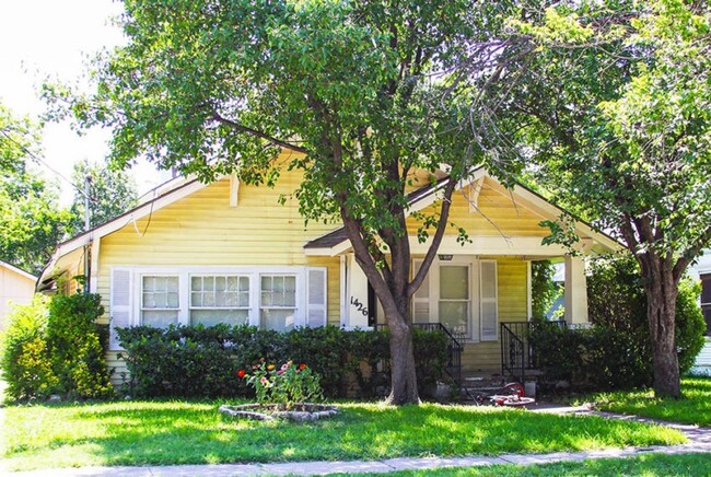 1426 Bolivar St in Denton, TX - Foto de edificio - Building Photo