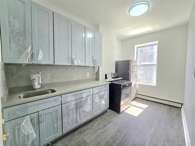 56-46 Myrtle Ave in Queens, NY - Building Photo - Building Photo