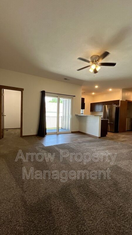 102 Locust St in Hickman, NE - Building Photo - Building Photo